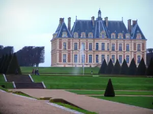 Departementaal landgoed van Sceaux - Gazons van het Parc de Sceaux en het kasteel met het museum van het departementale domein van Sceaux