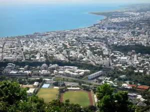 Departementale weg Route de La Montagne - Panorama van de stad Saint-Denis en de Indische Oceaan