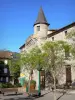 Désaignes - Warte und Maschikulis des Tors Bourg de l'Homme und Rathausplatz geschmückt mit Bäumen und Sitzbänken