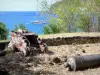 Deshaies - Pointe Badine, ehemalige Kanonen Batterie mit Blick auf das Meer der Karibik, und ein Segelboot