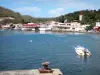 Deshaies - Boote schwimmend auf dem Wasser, mit Blick auf die Strandpromenade von Deshaies