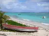 La Désirade - Boot op het zand met uitzicht op de turquoise wateren van de Atlantische Oceaan