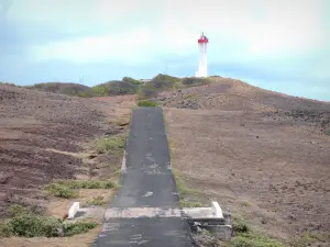 La Désirade - Kleine weg die leidt naar de vuurtoren op het puntje synchroniseerde