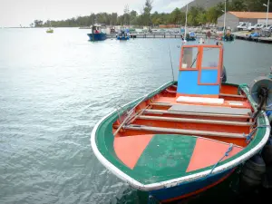 La Désirade - Puerto de Beausejour y barcos de pesca