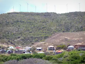 La Désirade - Windturbines op het plateau van de berg met uitzicht op de huizen van het dorp van Baie - Mahault