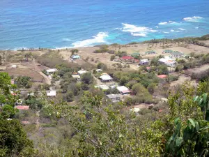 La Désirade - Uitzicht op de kust en de huizen van Desirade van de hoogten van het eiland