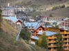 Les Deux Alpes - Cottages en gebouwen van het skigebied van Les 2 Alpes skilift op de voorgrond