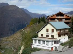 Les Deux Alpes - Chalets of the ski resort of Les 2 Alpes with a view of the surrounding mountains