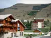 Les Deux Alpes - Stazione sciistica di Les 2 Alpes, chalet, edifici e impianti di risalita del comprensorio sciistico in autunno