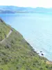 Le Diamant - Route au pied du Morne Larcher avec vue sur la mer des Caraïbes et le littoral de l'île de la Martinique