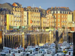 Dieppe - Casas de la ciudad, el puerto y el muelle con el barco
