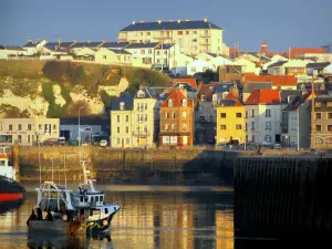 Dieppe - Buque de regresar al puerto, muelle y casas en la ciudad