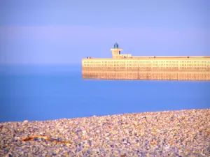 Dieppe - Playa de piedras, mar (Canal Inglés), y el dique tarde (etiqueta)