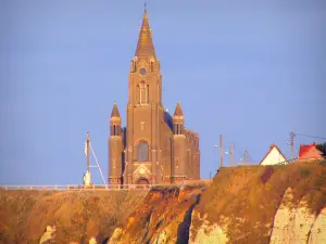 Dieppe - Kapelle Notre-Dame-de-Bon-Secours und Kreidefelsen