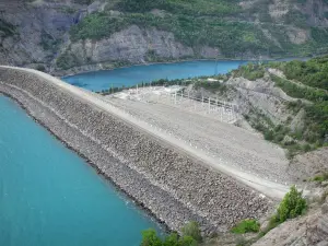 Diga di Serre-Ponçon - Bacino di riserva (lago artificiale), diga di terra, centrale elettrica e la Durance