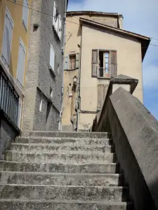 Digne-les-Bains - Altstadt: Treppe und Häuser