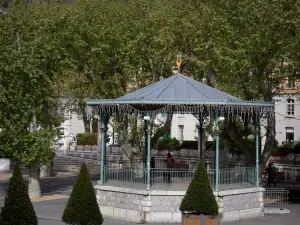 Digne-les-Bains - Kiosque à musique, arbustes taillés et platanes (arbres)