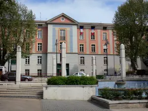 Digne-les-Bains - Hôtel de ville (mairie), fontaine et arbres