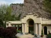 Digne-les-Bains - Thermes (établissement thermal) et falaise