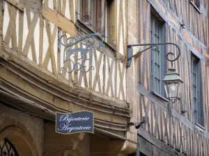 Dijon - Fachadas de antiguas casas con entramado de madera en la rue Verrerie