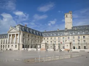 Dijon - Turm Philippe le Bon mit Blick auf den Palast der Herzöge und Stände von Burgund und die Place de la Libération