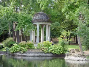 Dijon - Jardin de l'Arquebuse con sus árboles y su Templo del Amor al borde del agua