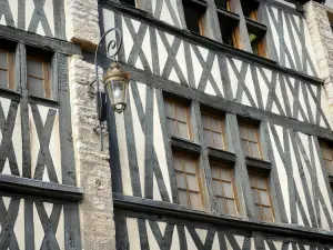 Dijon - Fachada de una casa con entramado de madera