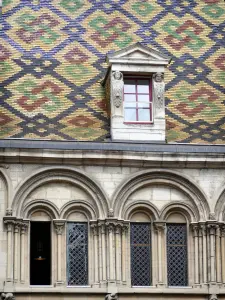 Dijon - Glasiertes Ziegeldach, Arkaden und Fenster des Hôtel Aubriot