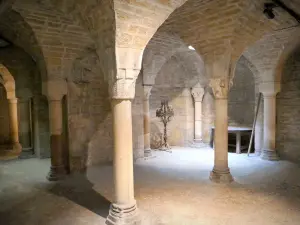 Dijon - Dentro de la catedral de Saint-Bénigne: cripta románica