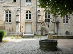 Dijon - Fassade des archäologischen Museums im Flügel der ehemaligen Abtei Saint-Bénigne und Brunnen auf dem Square des Bénédictins