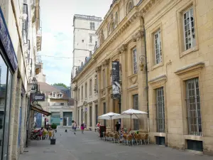 Dijon - Fassade des Palastes der Herzöge und Stände von Burgund mit Blick auf die Rue des Forges