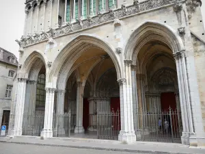 Dijon - Pórtico y portales de la iglesia de Notre-Dame