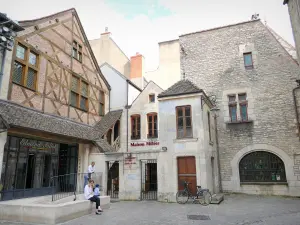 Dijon - Maison Millière y casa con entramado de madera que alberga la tienda de mostaza de Edmond Fallot