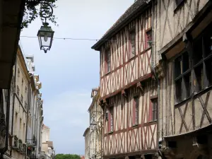 Dijon - Casas con entramado de madera y ménsulas en la rue Verrerie