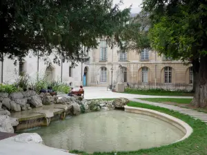 Dijon - Garten des Square des Ducs mit seinem von Steingärten umgebenen Wasserbecken