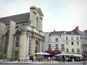 Dijon - Biblioteca La Nef instalada en la antigua iglesia de Saint-Étienne, fachadas del centro de la ciudad y terrazas de café