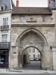 Dijon - Porche que conduce al patio Henri-Chabeuf