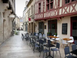 Dijon - Casas de entramado de madera y terrazas de café en la rue Amiral Roussin