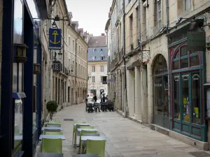 Dijon - Fachadas, restaurantes y tiendas en la rue Amiral Roussin