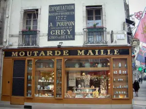 Dijon - Escaparate de la tienda Moutarde Maille, lado de la rue du Chapeau Rouge