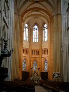 Dijon - Dentro de la catedral de Saint-Bénigne: coro