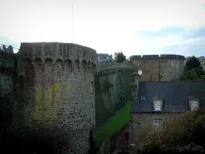 Dinan - Murallas y torres, la casa de abajo