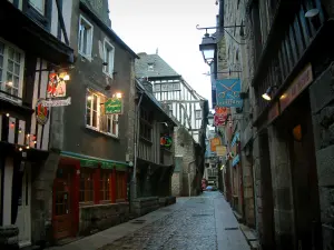 Dinan - Pintoresca calle empedrada rodeada de casas antiguas, con restaurantes y pequeñas tiendas