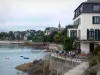 Dinard - Badeort der Smaragdküste: Promenade Clair de Lune, Boote auf dem Meer, Villen, Kirchturm der Kirche und Strand Prieuré im Hintergrund