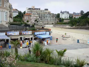 Dinard - Resort aan de Costa Smeralda: fast food winkels, gebouwen, villa's en het strand Lock