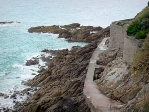 Dinard - Resort aan de Costa Smeralda: Drive, rotsen en de zee