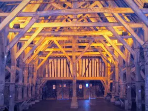 Dives-sur-Mer - Côte Fleurie : sous les halles (charpente en bois)