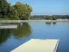 Divonne-les-Bains - Spa: Lake (lago artificial), rodeada de árboles en el Pays de Gex