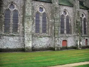 Dol-de-Bretagne - Fassade und Fenster der Kathedrale Saint-Samson