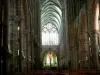 Dol-de-Bretagne - Dentro de la Catedral de San Sansón nave